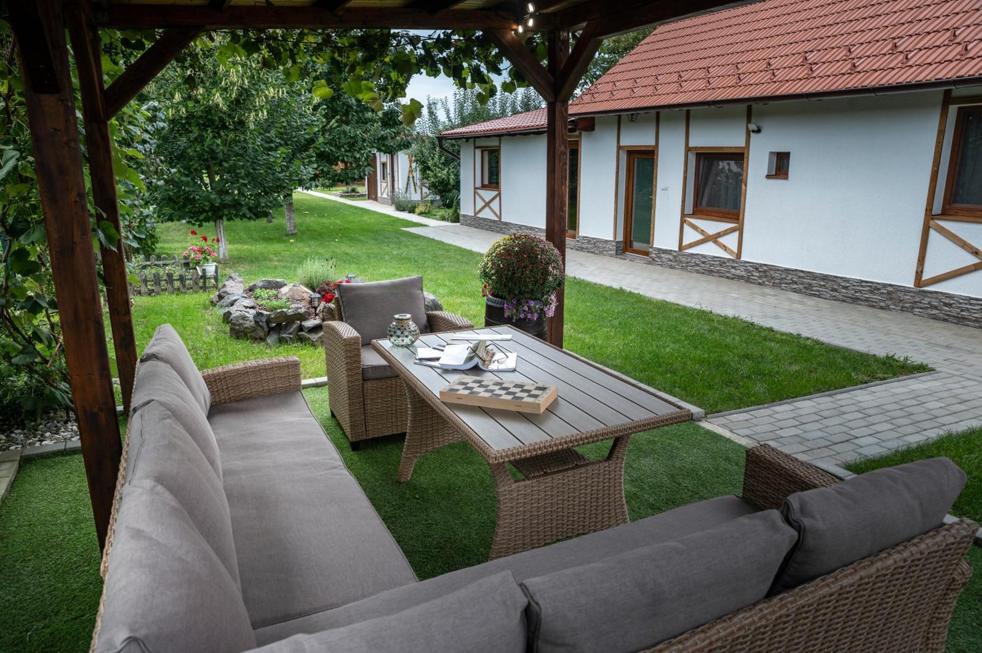 Magda Garden Hotel Cartisoara Exterior photo